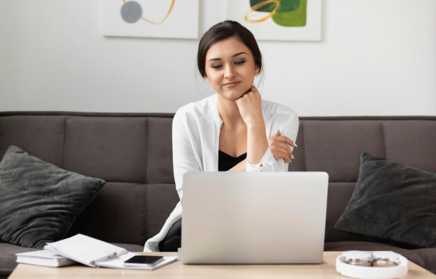 Moderne Arbeitsumgebung mit Fokus auf Finanzplanung und Beratung